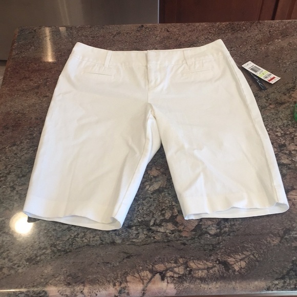INC International Concepts Pants - 4 INC Regular Fit Shorts E06 1089